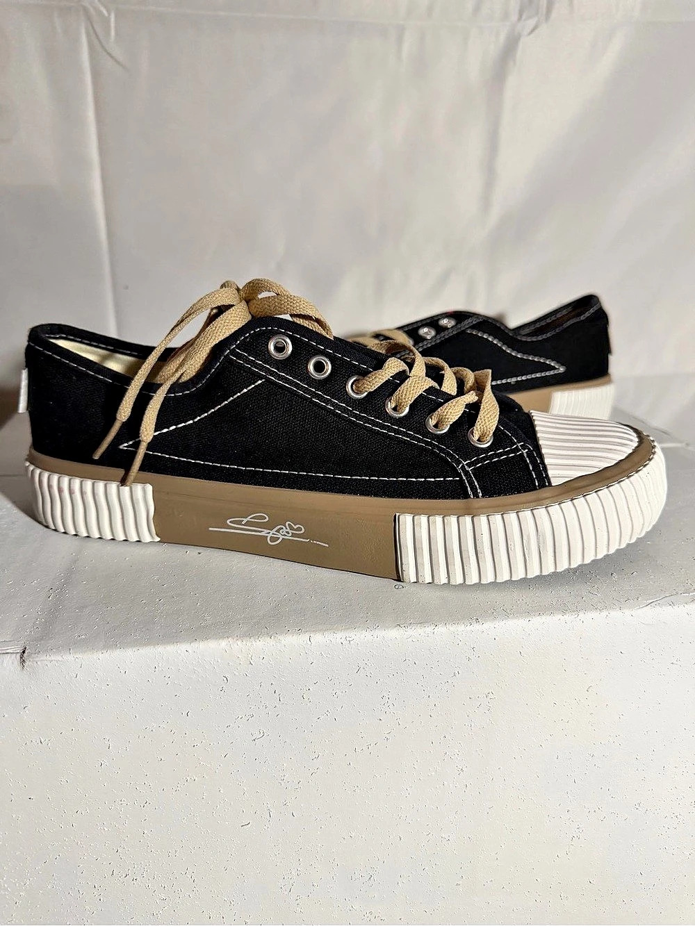 MUTUONI Black and Cream Retro Platform Sneakers Black & Cream Retro Platform